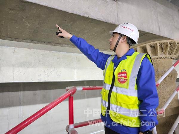 杜苗繁工作照1 杜苗繁工作照1